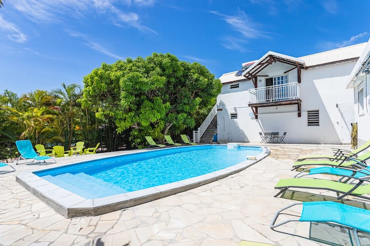 Profitez d'un séjour tranquille à l'appartement LA SAINTOISE avec vue sur piscine