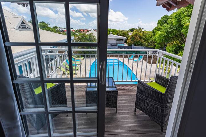 Profitez d'un séjour tranquille à l'appartement LA SAINTOISE avec vue sur piscine